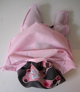 sortir sac Tirer le sac par l'ouverture de la doublure