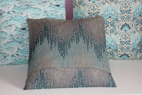 Sea stripes - Envers du coussin : on voit le rabat par où insérer le coussin dans la housse.