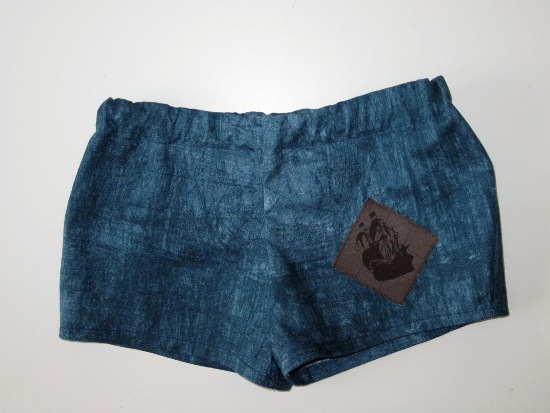 Short bébé imprimé "terra" bleu avec appliqué bateau pirate